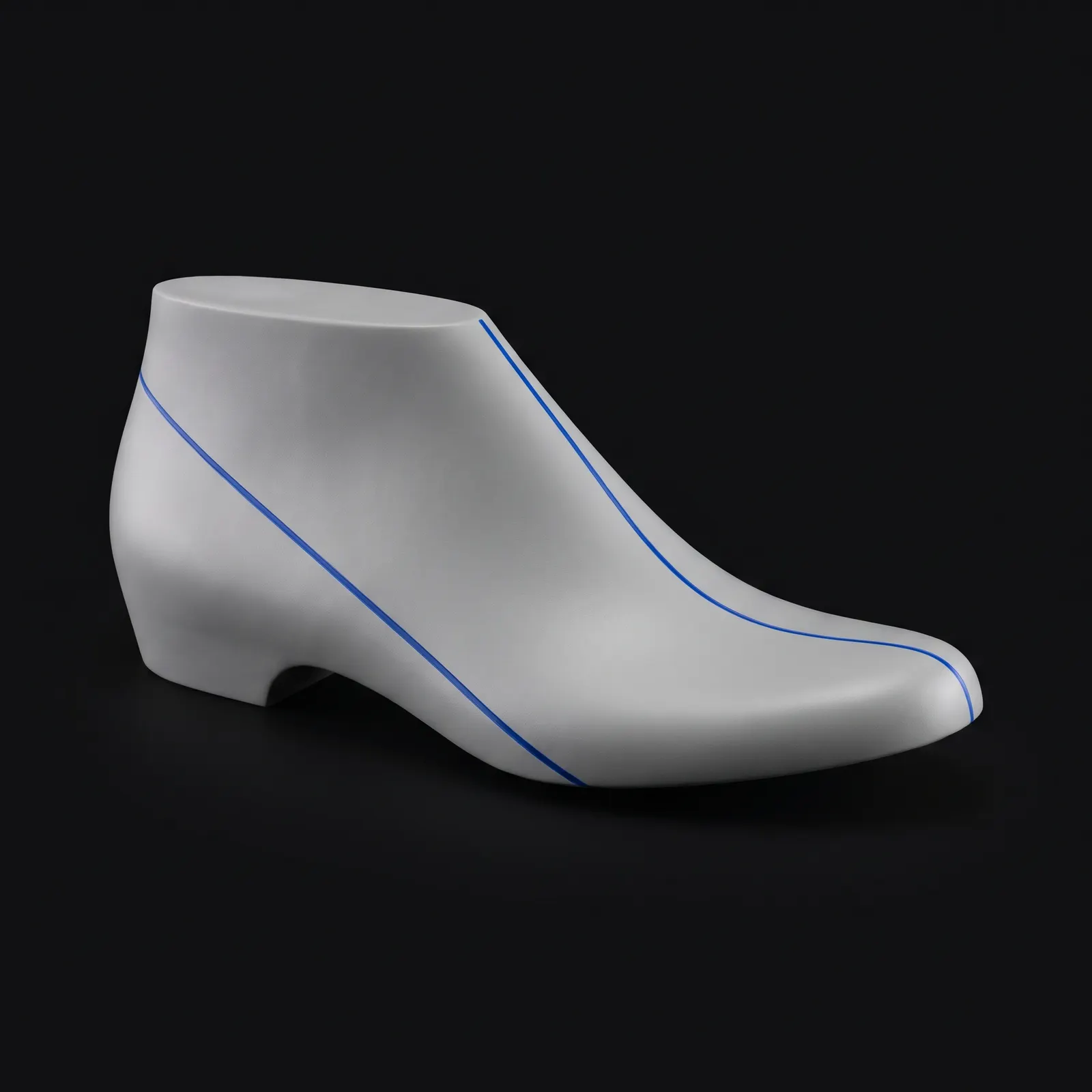 Seam and centre lines drawn on a shoe last; the centre line is curved.