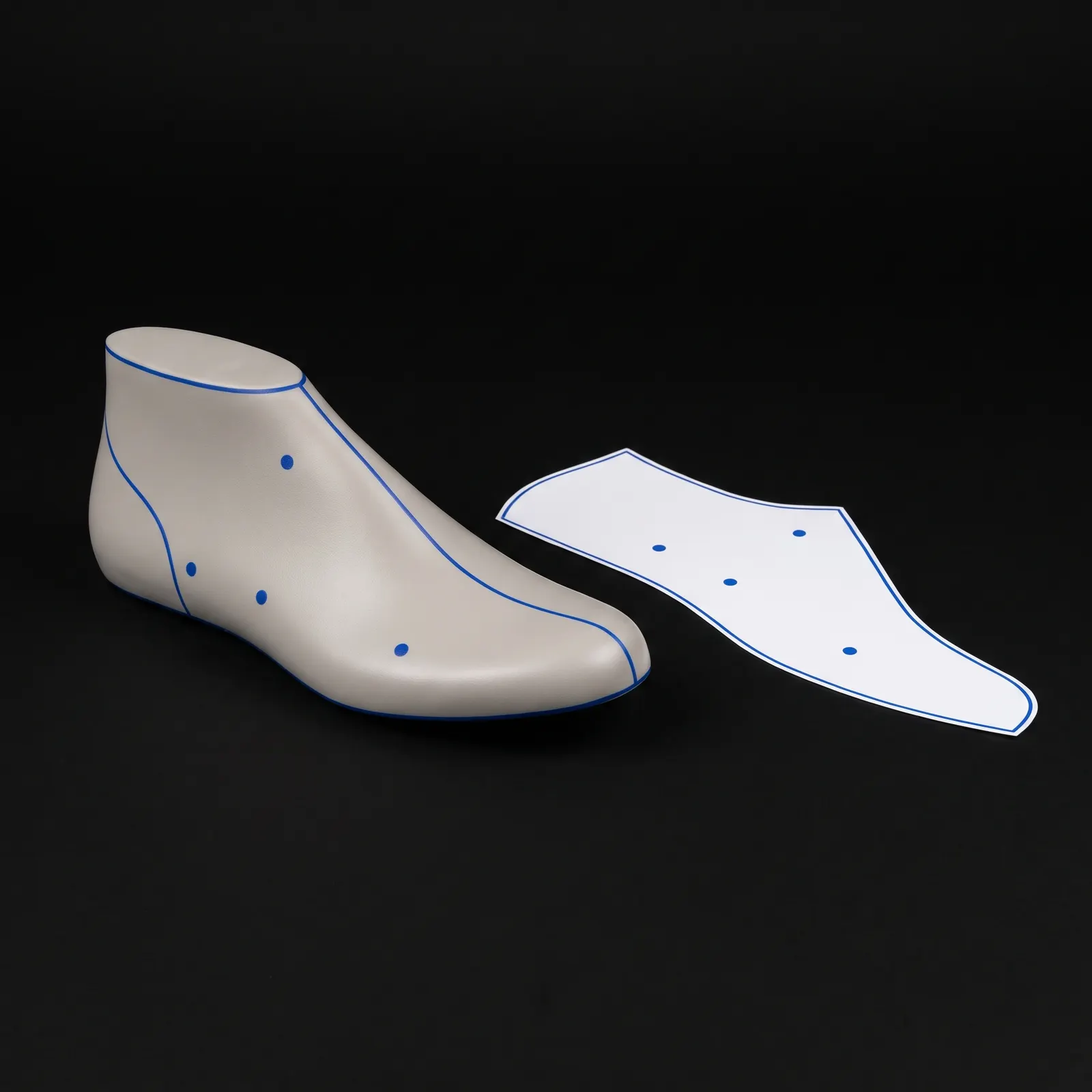 Matching points marked on a shoe last and on its flat pattern.